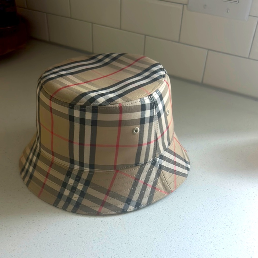 Classic Burberry Plaid Bucket Hat in Beige with Black & Red Check. SZ L. NWT